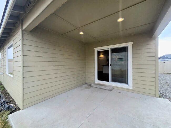 Building Photo - Newer Rambler in Mary Hill Estates!