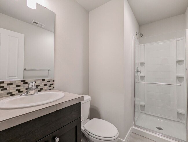 Building Photo - **Move-In Special** Stunning 5 bed, 2.5 ba...