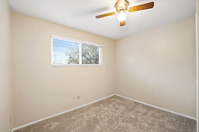 Building Photo - Bryn Mawr 3+2 condo with community pool!