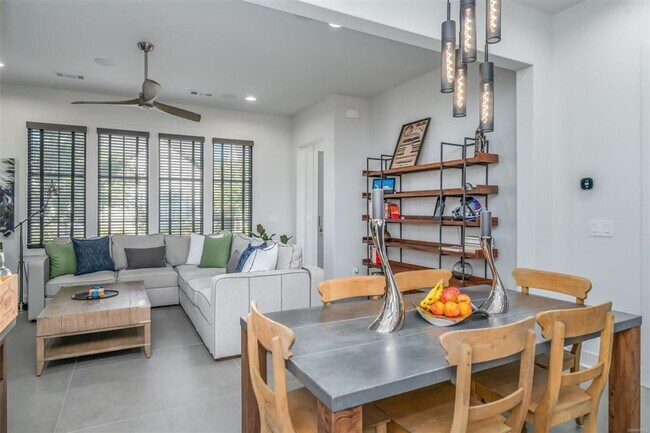 Building Photo - Desirable Hampstead Living!