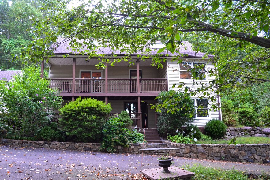 Primary Photo - 1540 Paradise Ave