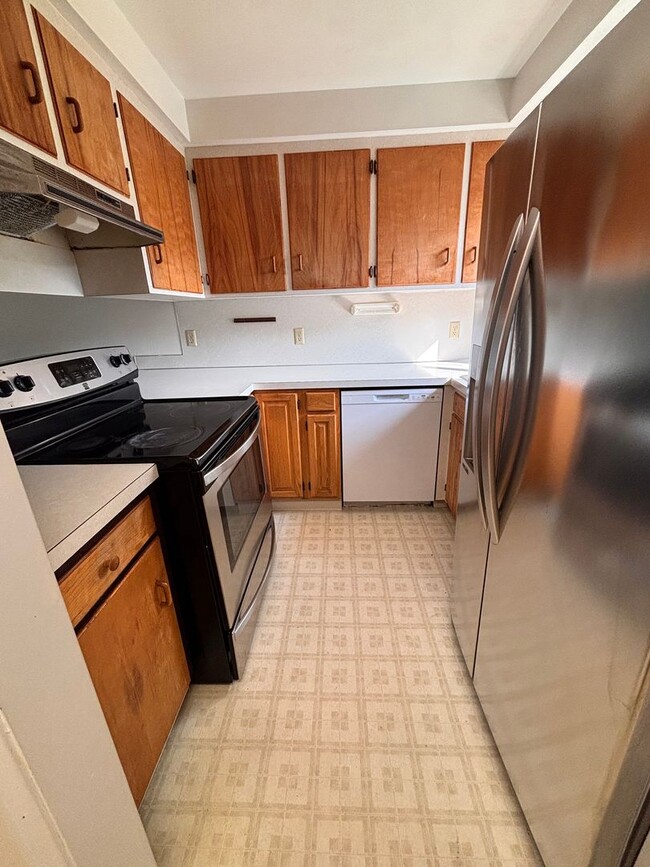 Building Photo - Two Story 2 Bedroom Condo