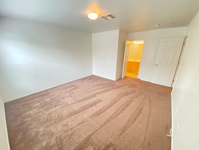 Building Photo - FRESHLY RENOVATED THREE STORY HOME WITH FO...