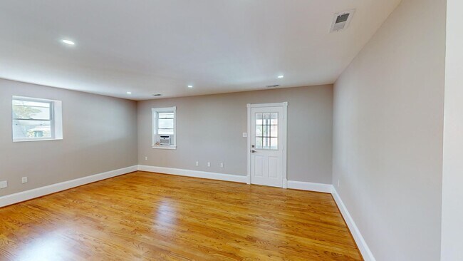 Building Photo - 911 Monroe St NW