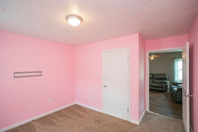 Building Photo - 3 Bed home in Carthage with large basement!