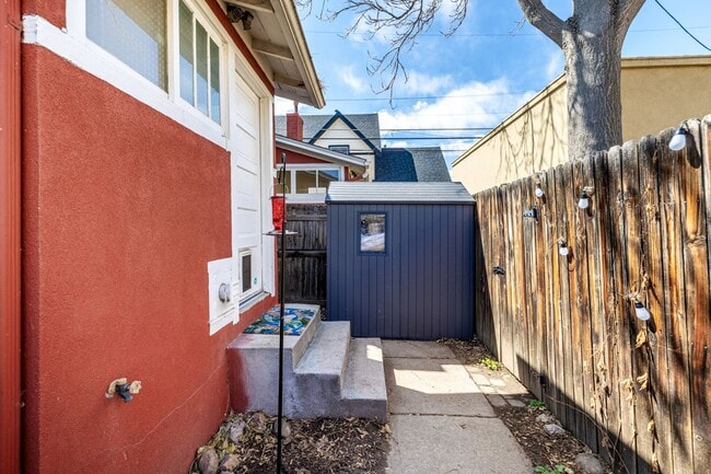 Building Photo - 2023 E 20th Ave