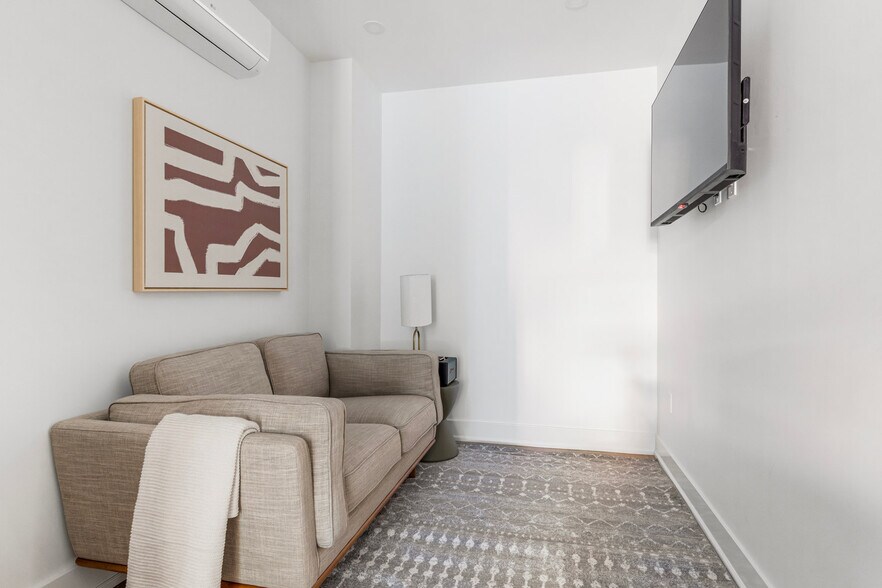 Building Photo - 307 W 39th St