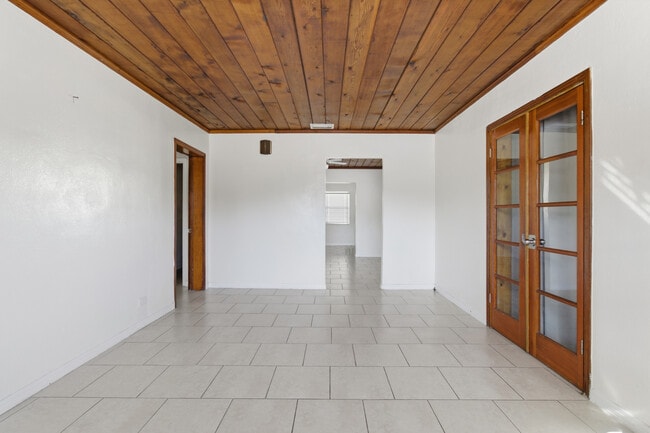 Building Photo - 1901 W La Salle St