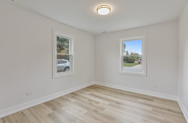 Building Photo - 9705 Oak Park Ave