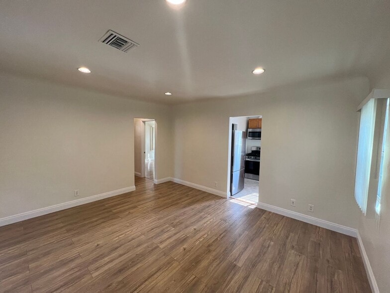 Building Photo - 2-bedroom, 1-bath home in the heart of Glendale!