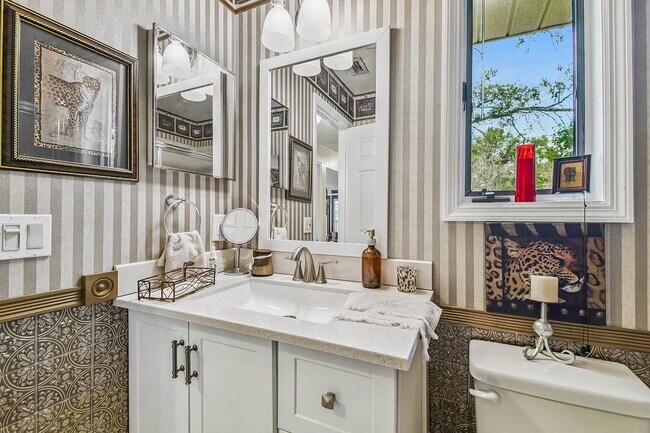 Building Photo - "Charming 3-Bed, 2-Bath Oasis at 1011a Sou...