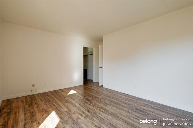 Building Photo - 7 Commodore Dr