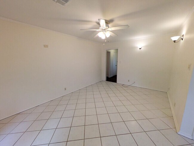 Building Photo - 5040 Raleigh Dr