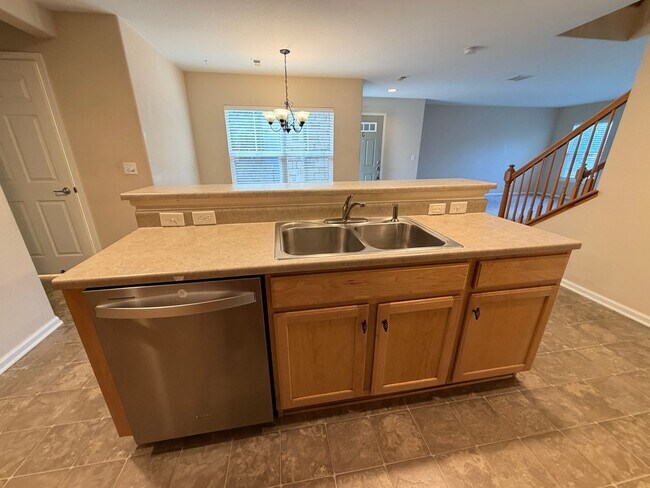 Building Photo - Bright Open-Concept Condo with 1-Car Garage in Prime Commuter Location