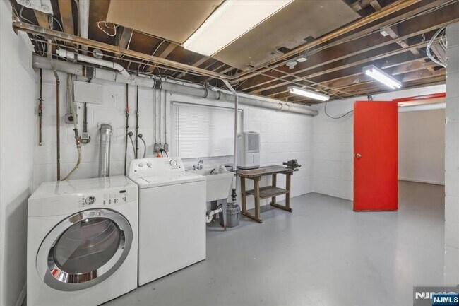 Building Photo - 947 E Glen Ave