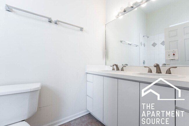 Building Photo - Spacious 4BR/2BA in Logan Square — Steps f...