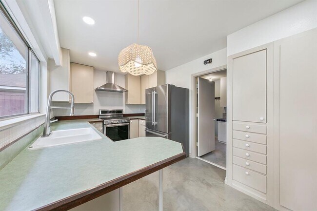 Building Photo - 5221 W 43rd St