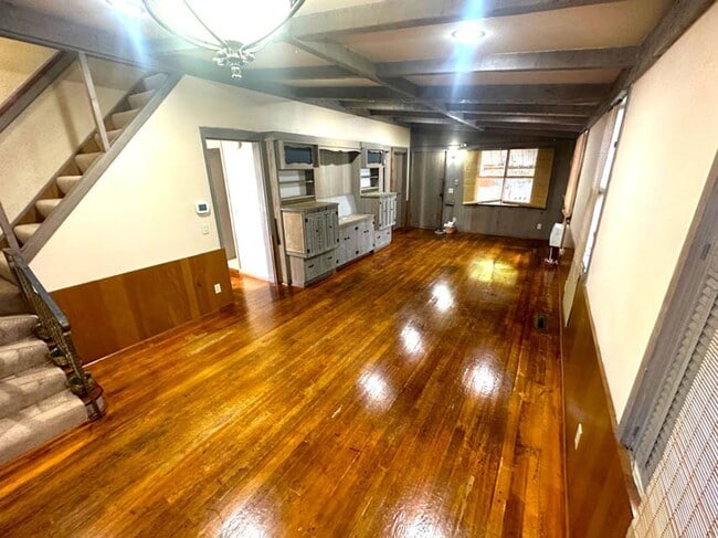 Building Photo - 3 bed 1 bath, Month to Month in the middle of it all