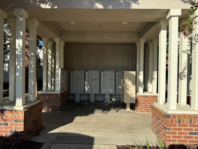 Building Photo - Perfect Shape Downtown Livermore Townhome ...