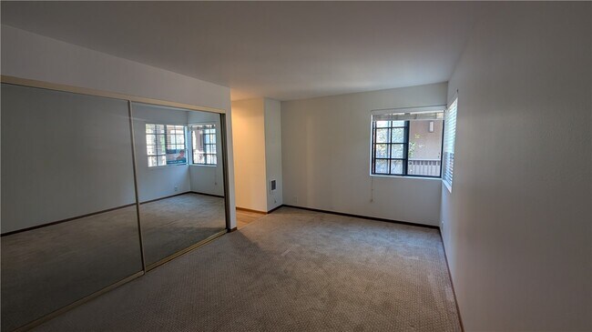 Building Photo - 8860 Villa La Jolla Dr