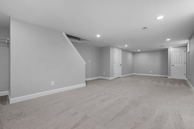 Building Photo - 4923 Lasalle Ave