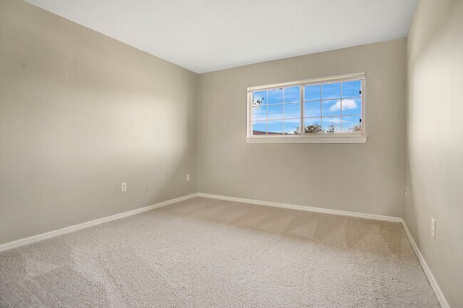 Building Photo - 1ST MONTH RENT FREE 2 Bed 1 Bath 2nd Floor Unit With Balcony In Desirable Area Winter Park Sectio...