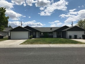 Building Photo - Remodled Duplex