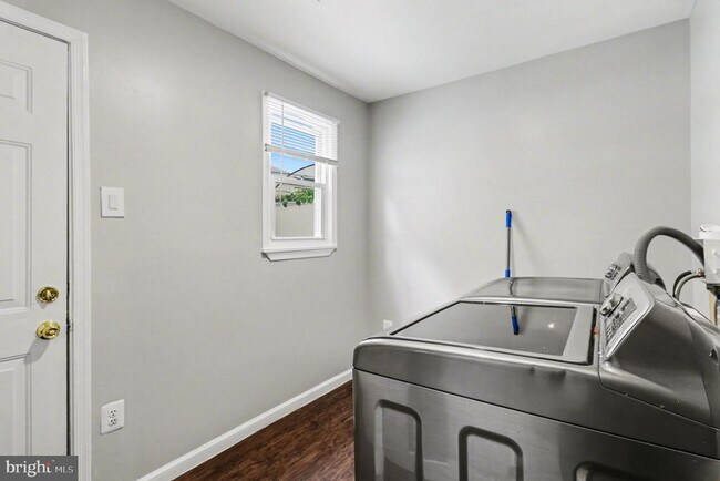 Building Photo - 2238 Oakford St