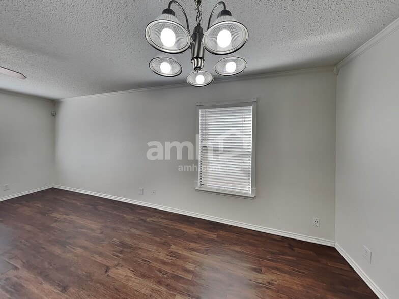 Building Photo - 33 Messenger Crk