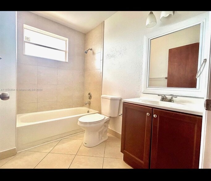 Building Photo - 2441 SW 31st Ave