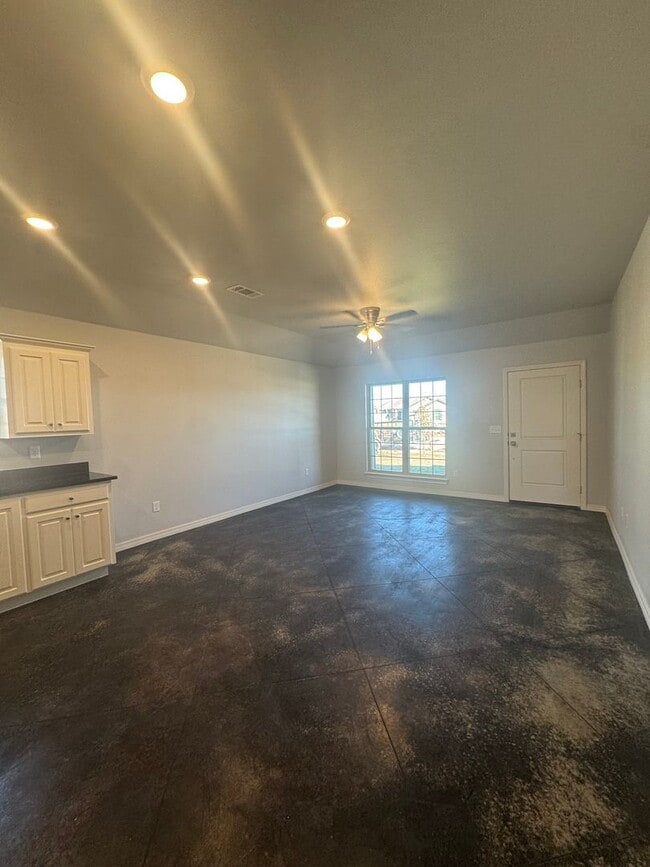 Building Photo - 3/2/1 Fabulous new build 2025 1/2 off special 1st month's rent