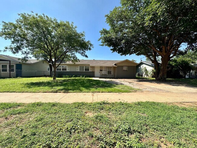 Primary Photo - 2612 E Auburn St