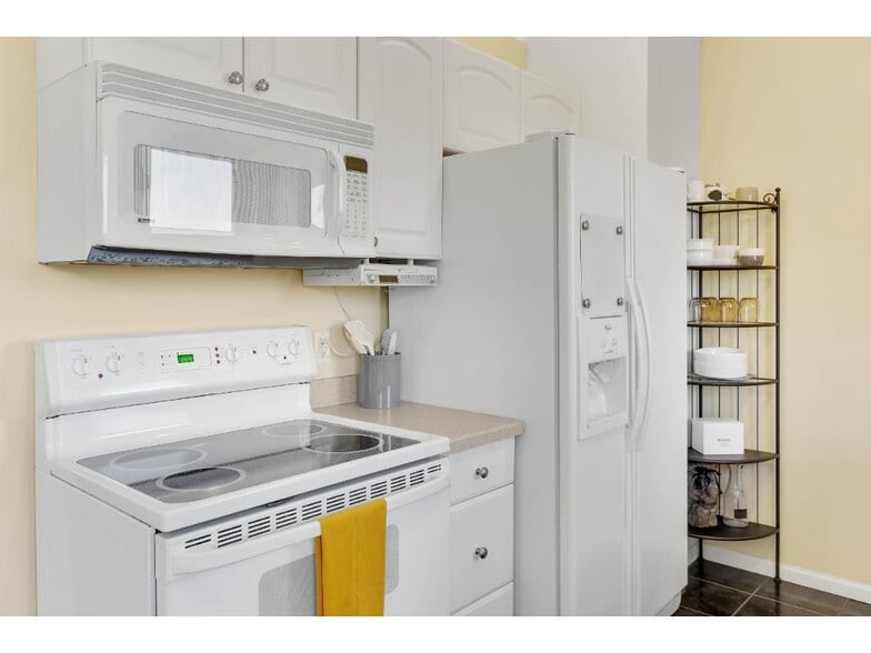 Building Photo - 2059 Brittany Ct