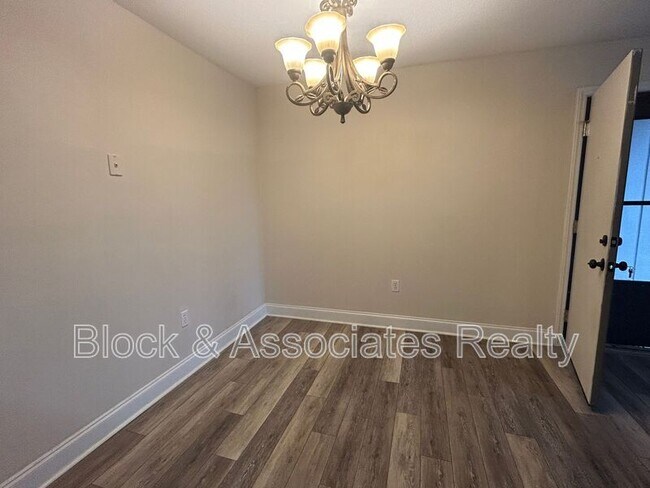 Building Photo - 2260 Sunderland Rd