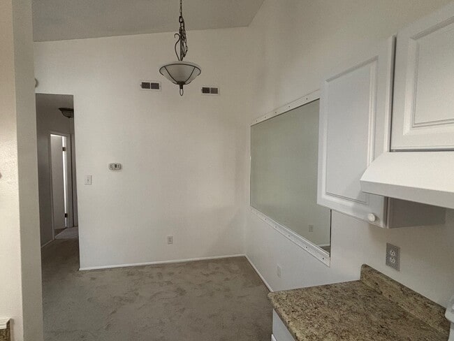 Building Photo - 2 Bedroom, 1 Bath Condo in Virginia Beach