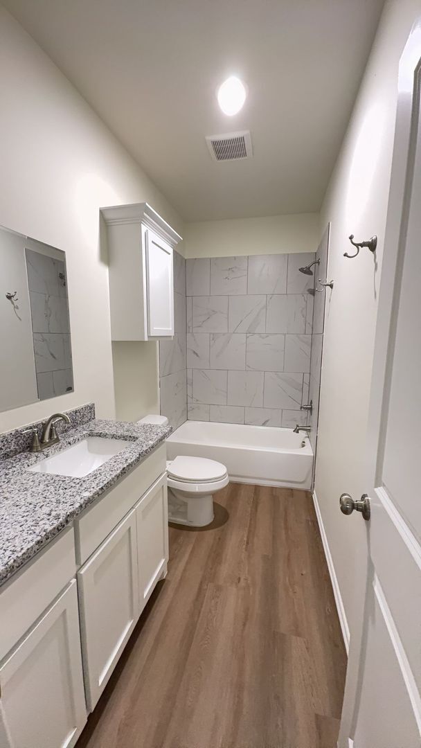 Building Photo - 3 Bedroom 2 Bath 2 Car Garage Duplex in Gr...