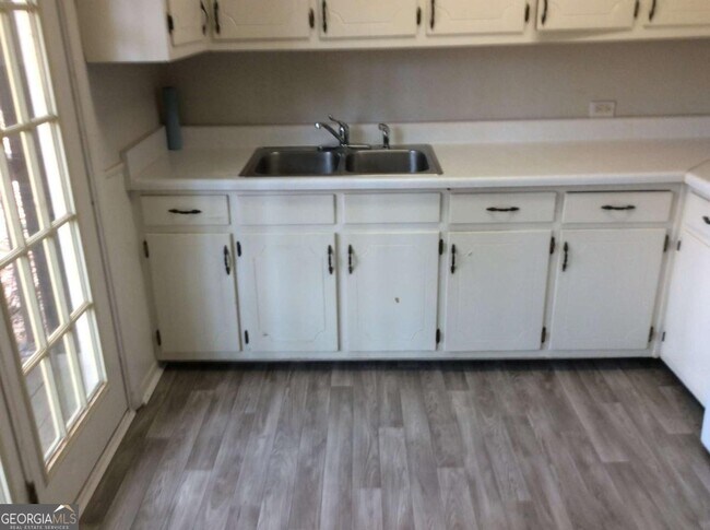 Building Photo - 105 E Mimosa Dr