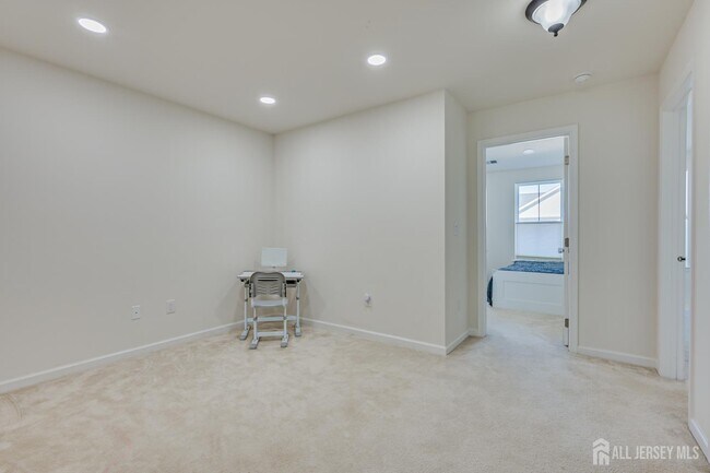 Building Photo - 14 Hyacinth Ln