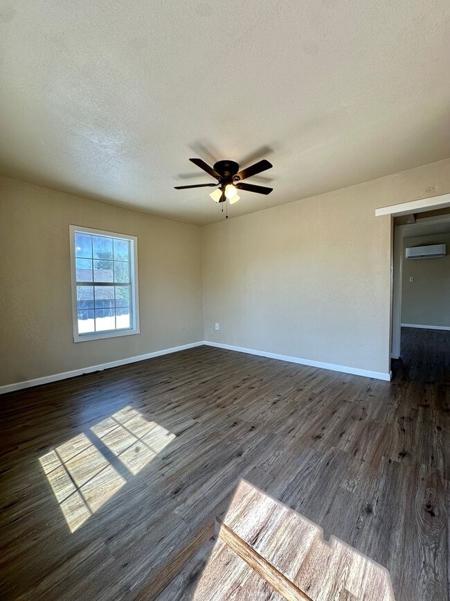 Building Photo - COMING SOON - Remodeled 1 Bedroom Apartment + Water/Sewer/Trash Included!