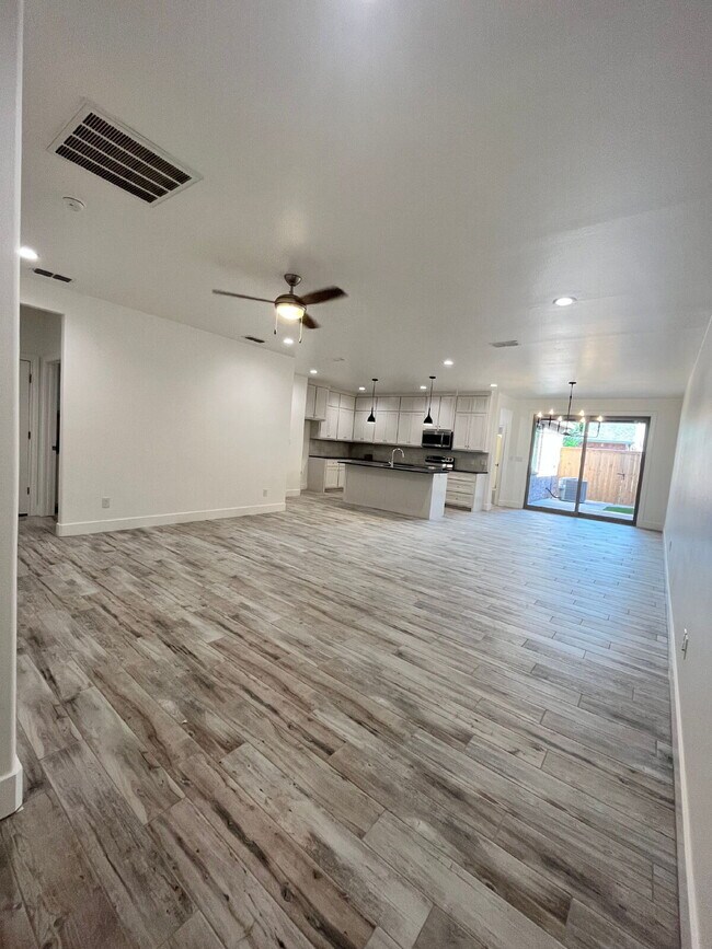 Building Photo - 2 Bedroom Home with Easy Access to Slide Road