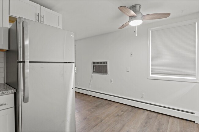 Building Photo - Creekside Apartments