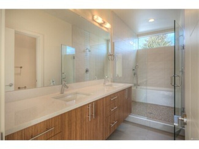 Building Photo - ar9035