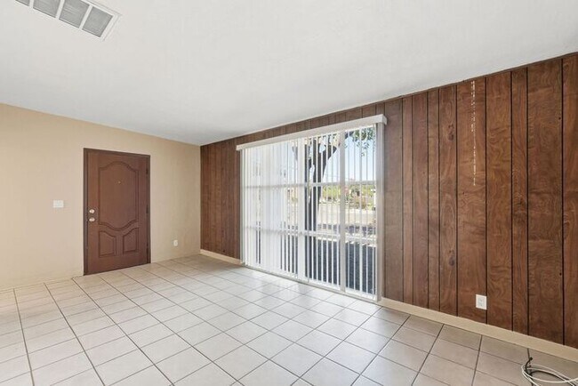 Building Photo - Light-Filled Tucson 2 Bedroom Rental – Move In This November!