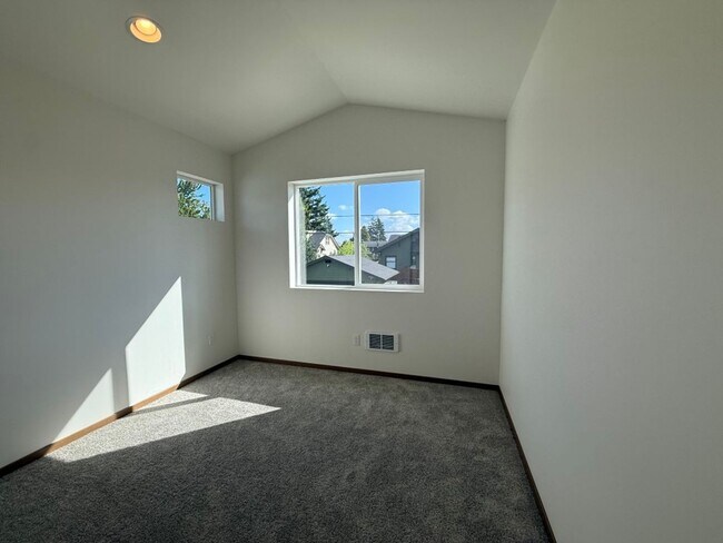 Building Photo - 3Bd/2.5Ba Everett Condo