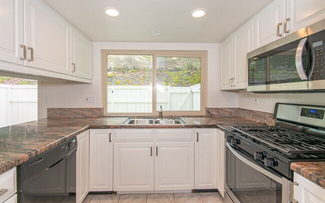 Building Photo - 3 Bedroom, 2.5 Bathroom Townhome!