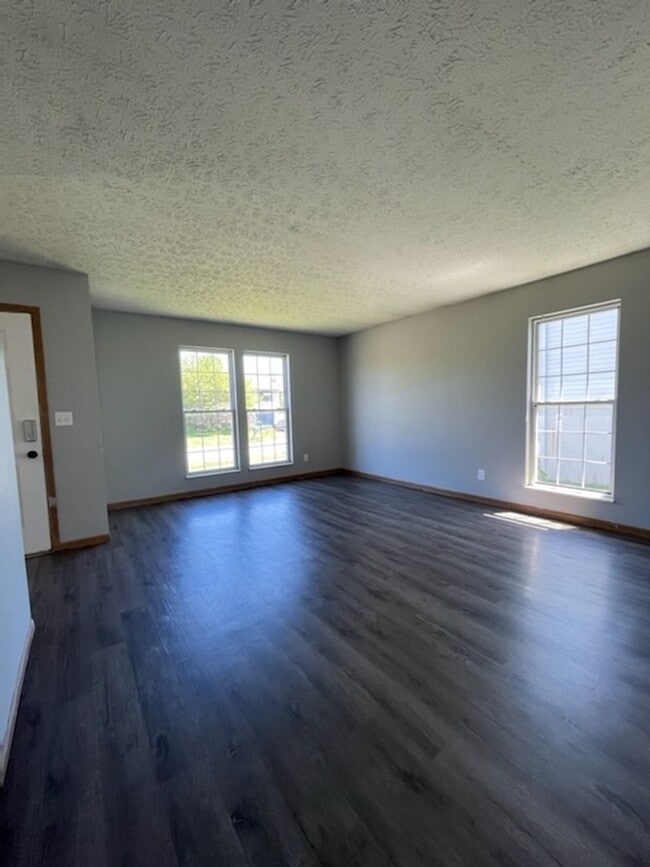 Building Photo - Beautiful 3 bed home 2 bath house w/ attac...