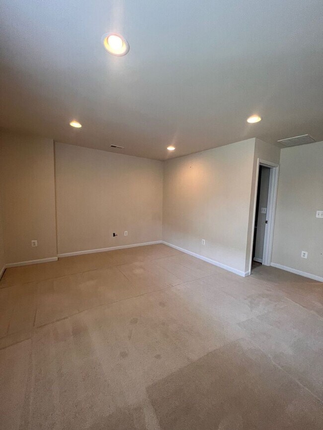 Building Photo - COZY TOWNHOUSE - Minutes to Quantico