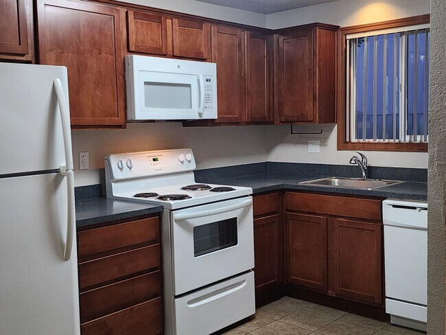 Building Photo - 1ST  FULL  MONTH'S  RENT  FREE   Pet-friendly Townhouse Near Parks and Downtown Newberg