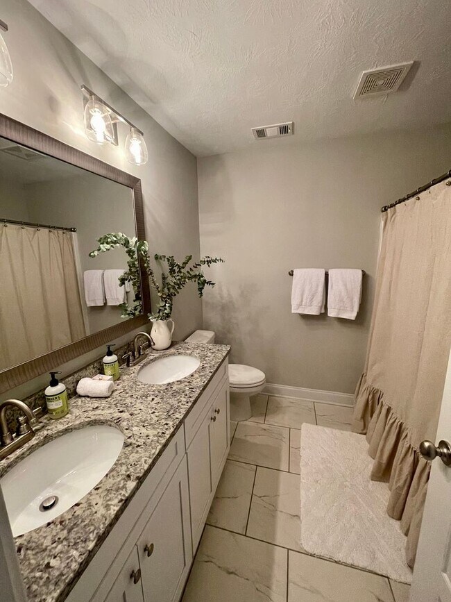 Building Photo - Beautiful Home located in Evans