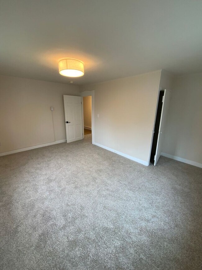 Building Photo - 146 N Cedar St